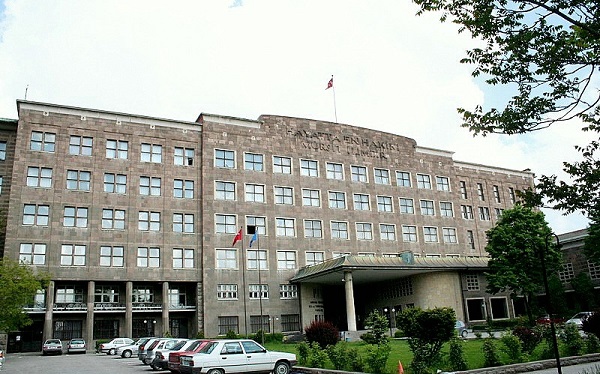 В Турции закрыли 626 учебных заведений